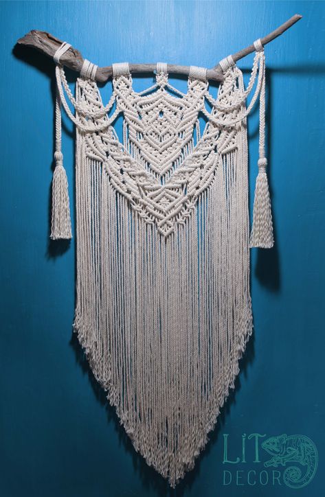 DIY Large Driftwood Macrame Wall Hanging | Tutorial Boho style Free pattern by LIT decor #macrame #macrametutorial #macramewallhanging #planthanger #plantholder #wallhanging #bohostyle #macrameworkshop #LITdecor #abouthoian #howtomacrame #diymacrame #마크라메 #макраме #mandala #macramemandala #colorsmacrame #macrameplanthanger #modernmacrame #macrameforbeginners Driftwood Macrame Wall Hanging, Driftwood Macrame, Micro Macrame Tutorial, Owl Tutorial, Macrame Feather Wall Hanging, Macrame Jewelry Tutorial, Macrame Wall Hanging Tutorial, Free Macrame Patterns, Macrame Mandala