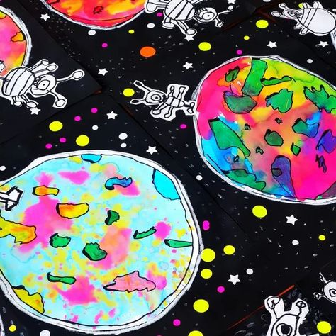 Karin Muntwyler on Instagram: "Alien Planets🛸🪐  #kindergarten #primaryschool #primarschule #kidsactivities #kidsart #artwithkids #artteacher #artteachersofinstagram #ecolematernelle #teachersofinstagram #grundschule #instalehrerzimmer" Space Art Lessons Elementary, Galaxy Art For Kids, Outer Space Art Projects, Space Art For Kids, Space Themed Art, Alien Craft, Space Art Projects, Alien Planets, Space Week