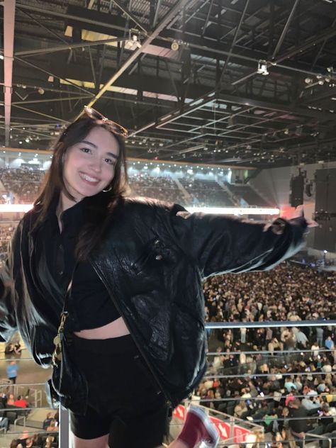 cute girl at arctic monkeys concert Arctic Monkeys Concert, Stargirl Interlude, Arctic Monkey, Girls Vibes, Monkey Girl, Arctic Monkeys, Monkeys, Vision Board, Concert