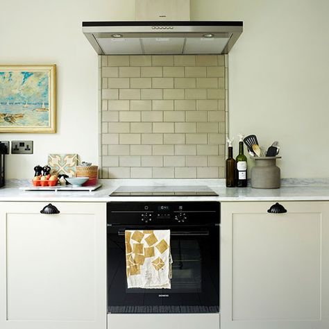 Square blue ceramic tiles | How to use tiles to make a kitchen beautiful | housetohome.co.uk Hob Splashback, Splashback Ideas, Kitchen Splashback Tiles, Magnet Kitchen, Tile Splashback, Splashback Tiles, Top Kitchen, Kitchen Splashback, Kitchen Tile