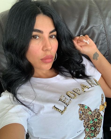 Aryana sayeed shares a look of her off makeup with her fans  #Afghan singer #famouswoman #Aryana sayeed. Aryana Sayeed, Afghan Girl, Famous Women, Statement Necklace, Celebrities, Makeup, Quick Saves, Clothes, Make Up