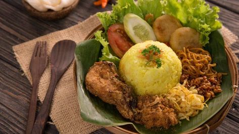 Nasi Kuning Cooking With Coconut Milk, Cooking With Turmeric, Full Course Meal, Menu Sarapan Sehat, Nasi Kuning, Indonesian Cuisine, Ayam Goreng, How To Cook Rice, Melting Pot