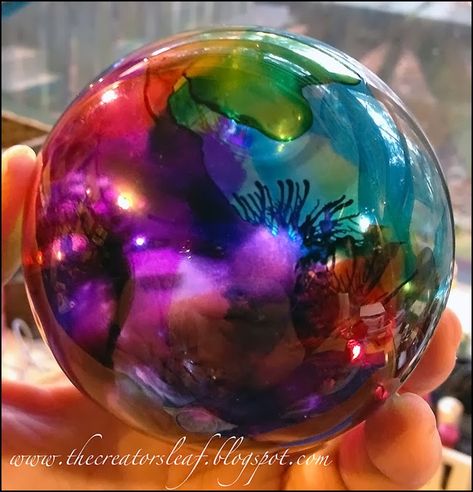 Homade Christmas Ornaments, Christmas Ball Ornaments Diy, Clear Christmas Ornaments, Alcohol Ink Glass, Alcohol Ink Crafts, Handmade Christmas Crafts, Christmas Decorations Diy Outdoor, Christmas Ornaments Homemade, Compressed Air