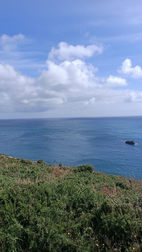 Aesthetic pic of a grassy cliff and the sea and cloudy skies. Walking vibes, holiday, hike , cornwall Grassy Cliff, Cloudy Skies, Art Project, Cornwall, The Sea, Art Projects, Hiking, Walking, Quick Saves