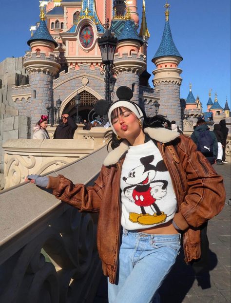 Disney Outfits Winter, Fall Disney Outfits, Disney Winter Outfits, Disneyland Aesthetic Outfit, Disneyland Dress, Disneyland Aesthetic, Disney Poses, Disney Trip Outfits, Disney Outfits Women