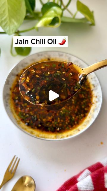 Shrushti | Vegetarian Jain Recipes 👩🏻‍🍳 on Instagram: "Homemade Jain Chili Oil 🌶️

📌 But first, like, save and share this recipe with your loved ones cause it’s so tricky to find Jain chili oil in the stores! 😁 And don’t forget to follow @_spkitchen_ for more recipes! 🩷

I might be obsessed with this! 🤤 Not just on your momos, burrito bowls, wraps, soups, ramen and toasts - I have been adding it to my dal rice and khichdi too and loving it! It’s so good and so easy to make too! You have to try! 😍

Jain Chili Oil:
Handful finely chopped cilantro leaves
1 tosp sesame seeds
1 tsp chili flakes
3/4 tsp dry ginger powder
1 tsp Kashmiri red chili powder
1/2 tsp black pepper
1/3 cup hot sizzling oil (I love using avocado oil, but you can use canola or vegetable oil too!)
Salt

Store in an Jain Momos Recipe, Jain Food Recipe, Dal Rice, Dal Recipes, Momos Recipe, Jain Recipes, Ginger Powder, Burrito Bowls, Dal Recipe