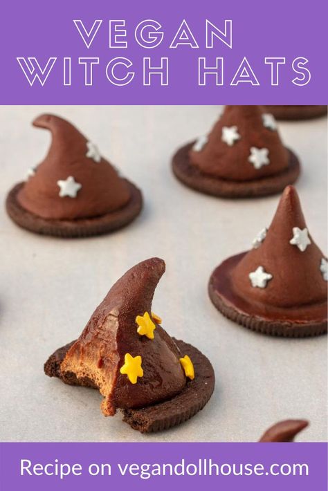 vegan dessert that looks like a witch or a sorcerer hat Vegan Witch, Vegan Halloween Treat, Vegan Halloween Food, Witch Hat Cookies, Healthy Halloween Food, Vegan Halloween, Vegan Cookies Recipes, Hat Cookies, Vegan Holidays