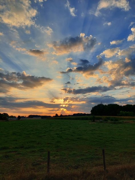 #sunlight #sunbeams #sky #clouds #fields #goldsky #morning #earlymorning #background Good Sky Pictures, Sunbeams Through Clouds, Morning Sky Photography, Morning Clouds Sky, Pretty Skys, Senior Recital, Early Morning Sky, Landscape References, Morning Clouds