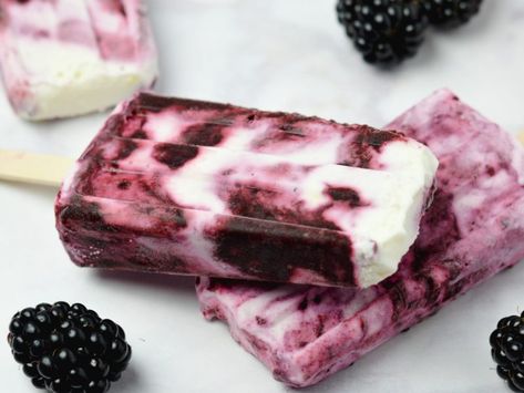 Cheesecake On A Stick, Homemade Fruit Popsicles, Cheesecake Popsicles, Recipes Cheesecake, Frozen Treats Recipes, Ice Pop Recipes, Blackberry Cheesecake, Ice Cream Shake, Frozen Cheesecake