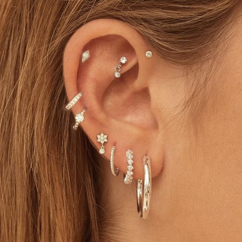 Auricle Piercing, Minimalist Ear Piercings, Different Ear Piercings, Ear Cuff Piercing, Piercing Conch, Cool Ear Piercings, Pretty Ear Piercings, Piercing Tragus, Cute Ear Piercings