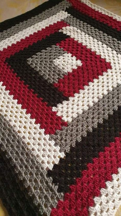 Crochet Picture Blanket, Crochet Native American Pattern, Granny Square Layout, Cool Crochet Blanket, Tapetes A Crochet, Patchwork Crochet Blanket, Simple Crochet Blanket, Corak Krusye, Pixel Crochet Blanket