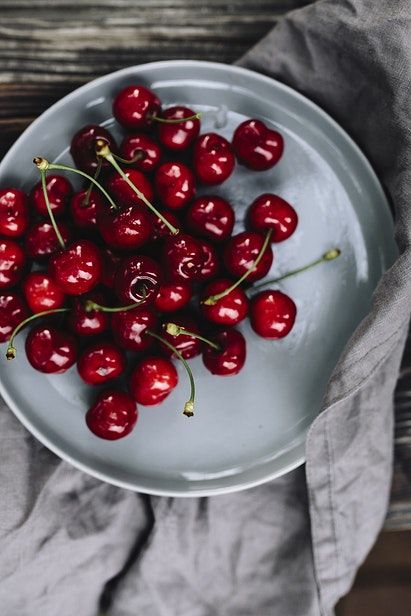 A plate with red cherries | free image by rawpixel.com / Karolina / Kaboompics Health Benefits Of Cherries, Mini Cherry Pies, Cut Strawberries, Fruit Wallpaper, Cherry Fruit, Fruit Photography, Fruit Slice, Food Concept, Fresh Cherries