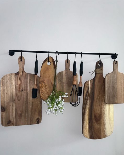 Hanging wood means option can dry, but also keeps counter free (use for daily cooking ware, put serving boards away so they don’t collect dust) Chopping Board Wall, Chopping Board Display, Hanging Utensils In Kitchen, Bread Board Display, Cooking Ware, Above Sink, Wooden Platters, Board Rack, Wood Chopping Board