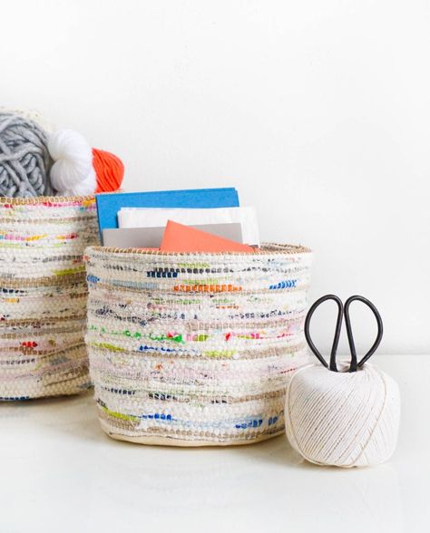 DIY Rag Rug Storage Baskets Diy Rag Rug, Storage Baskets Diy, Diy Clothes Storage, Diy Textiles, Clothes Organization Diy, Diy Basket, Sewing Rooms, Diy Planters, Ikea Hacks