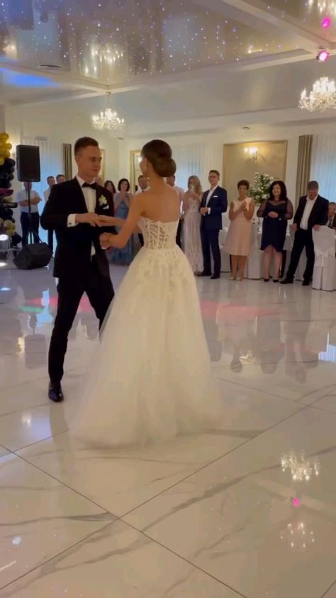 Wedding Couple Dance Video, Bride And Groom Dance, Couple Dance Videos, Couple Dance, Romantic Dance, Wedding Dance Video, Bride Dress Simple, Bridal Gowns Mermaid, Wedding Reception Dress