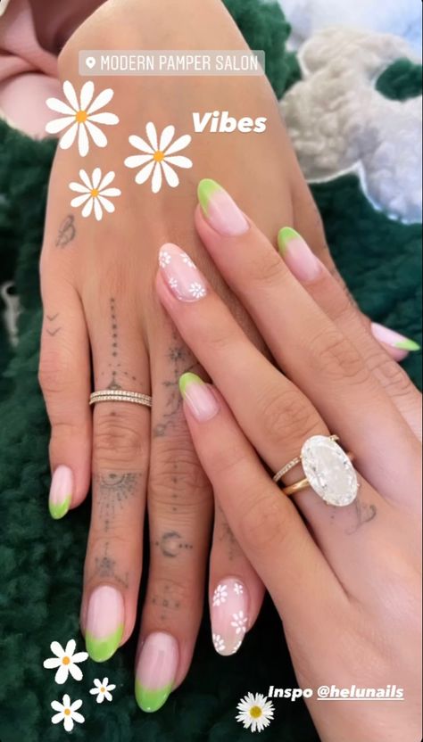 Hailey Bieber Engagement Ring, Hailey Baldwin Nails, Almond Acrylic Nails Designs, Rhode Skin, Hailey Bieber Outfits, Hailey Rhode, Pastel Nails Designs, Simple Fall Nails, Almond Acrylic Nails