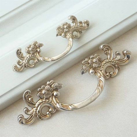 Shabby Chic Dresser Pull Drawer Pulls Door Handles Antique Silver French Country Vintage Furniture Cabinet Knobs Pull Handle Hardware The price is for one handle. Material: zinc alloy  Color: Antique Silver  Smaller handles--1.75" Length: 4.25" (108 mm) Width:  1.5" (39 mm) Holes Space: 1.75" (44mm) Larger handles--2.5" Length: 6.3" (160 mm) Width: 1.85" (47 mm) Holes Space: 2.5 " (64 mm) Screws included. M4(diameter 4mm). Length 1 inch ( 25 mm ) Uses: drawer knob handle,kitchen cabinet handle,cupboard pull handle,dresser handle, etc. About Screws: 1.0"(25 mm) as default.The screw color is random. The length of the screw is more 5mm than the thickness of the board. If you need screws of other lengths, please feel free to contact me. Please visit my shop for more knobs,pulls handles and hoo Commode Shabby Chic, Shabby Chic Drawer Pulls, Shabby Chic Drawers, Silver Dresser, Vintage Drawer Pulls, Dresser Knobs And Pulls, Dresser Drawer Pulls, Kitchen Knobs, Vintage Drawers