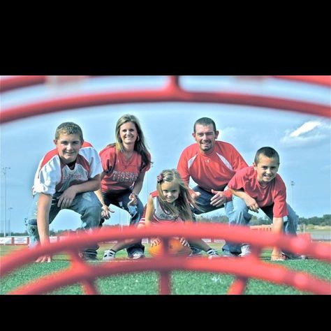 Great way to take a picture of the team for the coach. Definitely more unique than the classic team pose. This would also make a great custom gift card pose (make one at www.GiftCards.com). Football Family Pictures, Football Poses, Football Pics, Cheers Photo, Softball Pictures, About Football, Football Photography, Baseball Pictures, Football Stadium