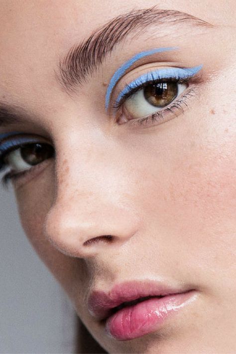 Many ways to create natural, edgy, or even festival makeup looks with colored eyeliner. Look ideas from turquoise, to blue, pink, and green eyeliner. Eyeliner Verde, Editorial Make-up, Felt Tip Eyeliner, Pink Eyeliner, Green Eyeliner, Eyeliner Hacks, Drag Make-up, Eyeliner Styles, Colored Eyeliner