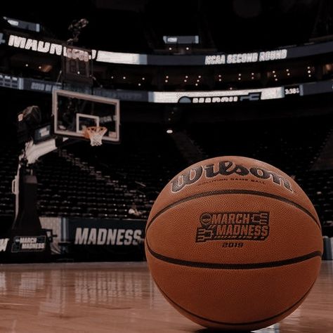 Bola Basket Aesthetic, Bola Jaring, Nba Wallpapers Stephen Curry, Basketball Background, Messi Videos, Ball Aesthetic, Bola Basket, I Love Basketball, Lucas Scott