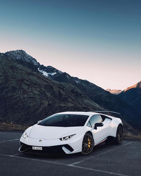 White cars on the road  #Lamborghinihuracan #lamborghini #cars  #luxurycars #dreamcars #sportcars Kereta Sport, Parmesan Risotto, White Lamborghini, Aventador Lamborghini, Sports Cars Lamborghini, Lamborghini Lamborghini, Lamborghini Miura, Top Luxury Cars, Ferrari Laferrari