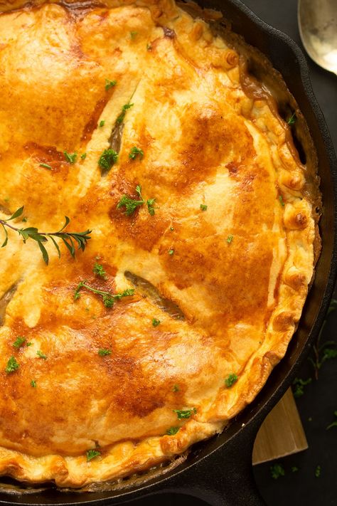 Cast Iron Chicken Recipes, Pot Pie With Puff Pastry, Pie With Puff Pastry, Cast Iron Skillet Recipes Dinner, Dutch Oven Chicken, Cast Iron Chicken, Puff Pastry Crust, Turkey Pot, Iron Skillet Recipes