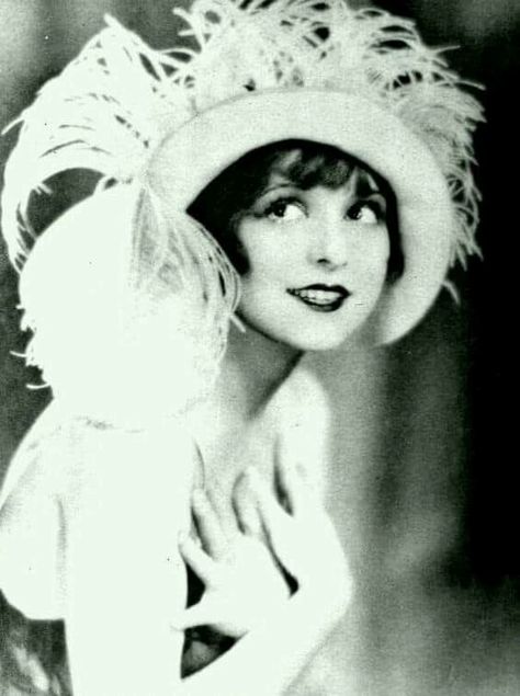 Flapper Girls, Clara Bow, Old Portraits, Louise Brooks, Flapper Girl, Silent Movie, Roaring Twenties, Vintage Portraits, Silent Film