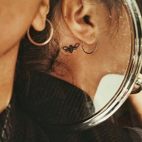 25 Best Bee Tattoo Ideas for Women - Beautiful Dawn Designs Bee Tattoo Ideas, Small Bee Tattoo, Behind Ear Tattoos, Ear Tattoo Ideas, Star Tattoo Designs, Inspiration Tattoo, Tattoos Geometric, Tattoo Ideas For Women, Bee Tattoo