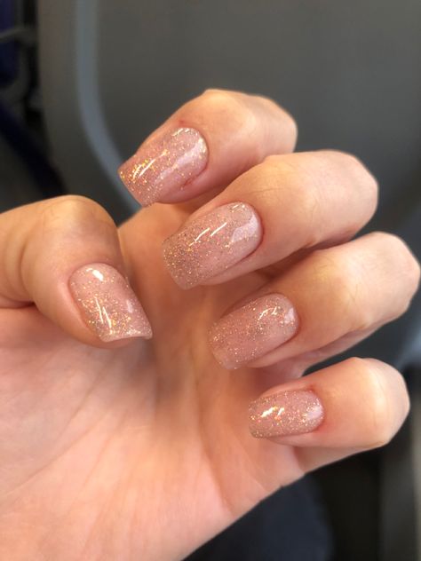 Golden Sparkle Nails, Square Beige Nails, Beige Glitter Nails, Discreet Nails, Golden Glitter Nails, Gold Glittery Nails, Shimmer Nail Art, Square Gel Nails, Outfit Fiesta