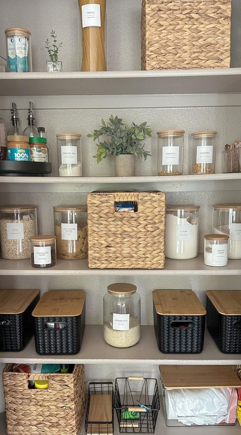 Pantry Containers, Organization Pantry, Prep Breakfast, Pantry Makeover, Pantry Ideas, Christmas Kitchen Decor, Pantry Storage, Organization Tips, House Projects