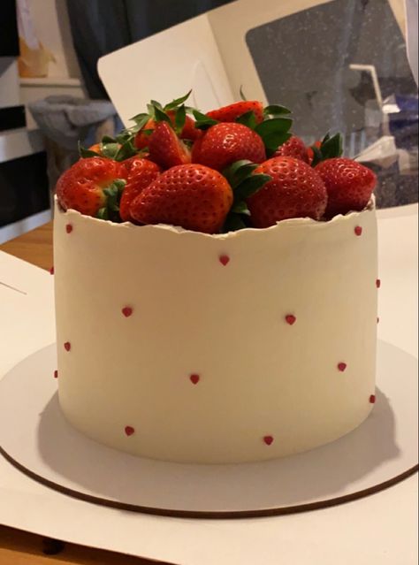 Coking Chef Cake, Strawberry Birthday Cake Aesthetic, Strawberry Cake Decor, Strawberry Cake Aesthetic, Birthday Cake Strawberry, Strawberry Layer Cakes, Chef Cake, Strawberry Birthday Cake, Rectangle Cake