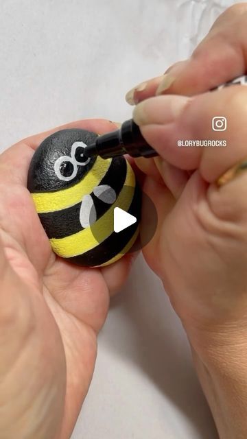 Lory Aucelluzzo on Instagram: "Let’s grab our paint pens and create a cute bee rock for summer. 🐝🐝🐝
#easycrafts" Ladybugs Painted On Rocks, Bumble Bee Rocks Painted Stones, Bumblebee Painted Rocks, Rock Art Painting Ideas, Painting Stones Ideas Easy, Painting Rocks Kids, Bee Rock Painting Ideas, Painted Rocks Bees, Painting On Stones Ideas