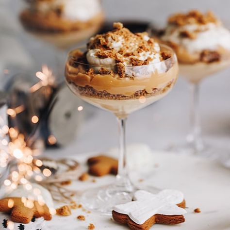 Gingerbread trifle | New World Christmas Desserts Fancy Individual, Gingerbread Trifle Recipe, Cinnamon Trifle, British Christmas Food, New Year Desserts Ideas, Individual Holiday Desserts, Christmas Mini Desserts, Christmas Deserts Elegant, Fall Trifle