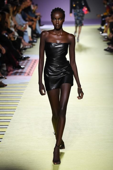 Black Models On The Runway, Anok Yai Runway, Anok Yai Model, Anok Yai Street Style, Runway Model Aesthetic, Runway Aesthetic, Black Supermodels, Anok Yai, Black Runway