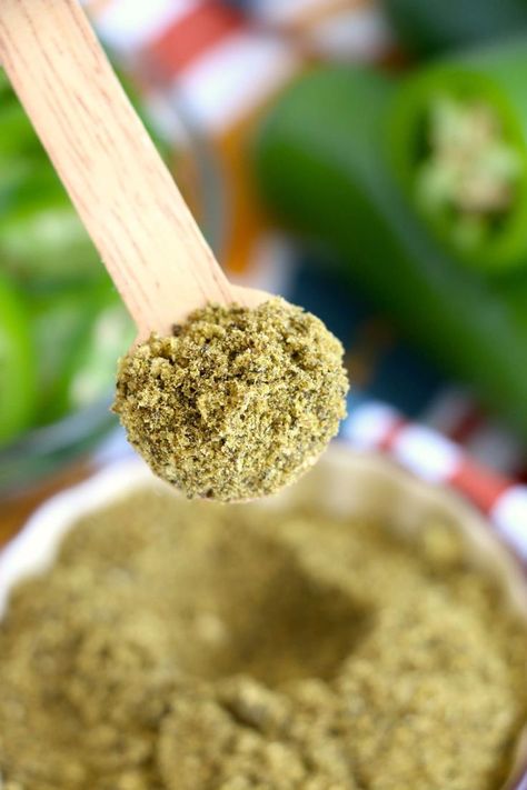 Jalapeno powder is easy to make and a great addition to all kinds of recipes. Use powdered jalapeno in everything from mac and cheese to soups. Jalapeno Powder Recipes, Jalapeño Powder, Jalapeno Powder, Jalapeño Soup, Homemaker Tips, Jalapeno Mac And Cheese, Cooking Veggies, Mexican Stuff, Homemade Dry Rub