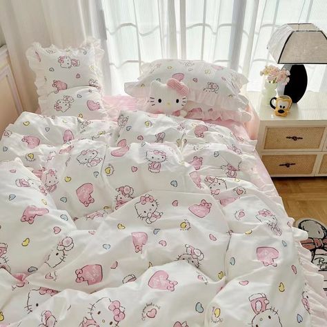 ♡ 3 or 4 Pieces Bedding Set: 𝟏 𝐎𝐑 𝟐 𝐏𝐈𝐋𝐋𝐎𝐖 𝐂𝐀𝐒𝐄𝐒 + 𝟏 𝐅𝐋𝐀𝐓 𝐒𝐇𝐄𝐄𝐓 + 𝟏 𝐃𝐔𝐕𝐄𝐓 𝐂𝐎𝐕𝐄𝐑 【Please be informed that this bedding set does NOT include any comforter or duvet insert】 ♡ 【QUEEN SIZE 】 [2 Pillowcases]: 18.9 in x 29.13 in; [1 Flat Sheet]: 90.55 in x 98.43 in; [1 Duvet Cover]: 78.74 in x 90.55 in【SINGLE SIZE/ TWIN SIZE】 [1 Pillowcase]: 18.9 in x 29.13 in; [1 Flat Sheet]: 70.87 in x 90.55 in; [1 Duvet Cover]: 61.02 in x 82.68 in ♡ Ultra Comfortable & Breathable Bedding Aesthetic, Hello Kitty Bedroom, Kitty Girl, Kawaii Kitty, Hello Kitty Rooms, Kitty Items, Cute Bedding, 21 Birthday, Bedding Duvet