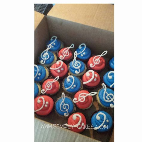 Music cupcakes for Marching band :) www.facebook.com/simplycakes.brittneyshiley www.simply-cakes.com Marching Band Treats Ideas For Competition, Marching Band Dinner, Marching Band Treats Ideas, Marching Band Bake Sale, Marching Band Themed Snacks, Marching Band Cupcakes, Drum Cupcakes Ideas, Music Cupcakes, Themed Snacks