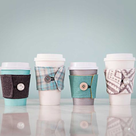 Add a little crafty-chic to your daily cup o' joe with these easy-to-make coffee sleeves. Express your own style with a different sleeve for every day of the week, or give one as a gift! Cup Sleeve Pattern, Work Recipes, Coffee Cups Diy, Coffee Cup Cozy, Coffee Cup Sleeves, Travel Coffee Cup, Coffee Sleeve, Cup Sleeve, Diy Travel