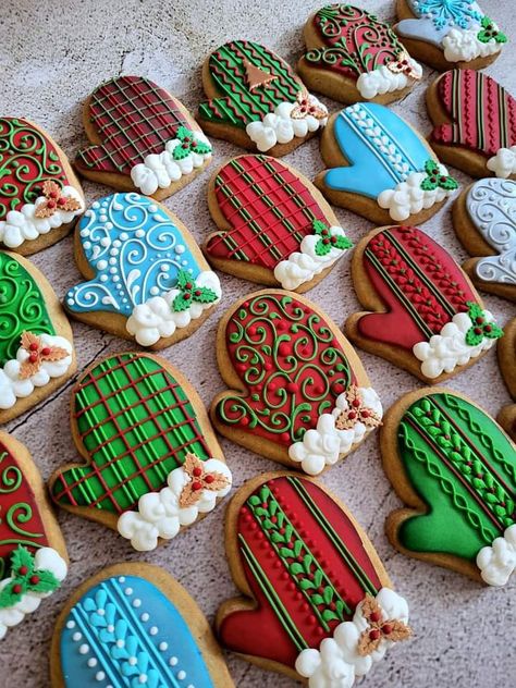 Christmas Cookie Frosting, Mitten Cookies, Decorator Frosting, Icing Techniques, Sugar Cookie Royal Icing, Winter Cookie, Royal Icing Recipe, Sugar Cookie Designs, Creative Cookies