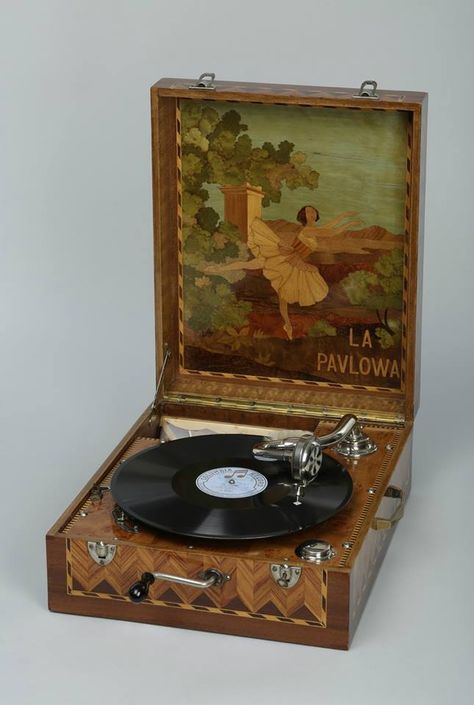 Radio Antigua, Vintage Record Player, Record Players, Vintage Objects, Vintage Records, Record Player, Pavlova, Dream House Decor, Music Box