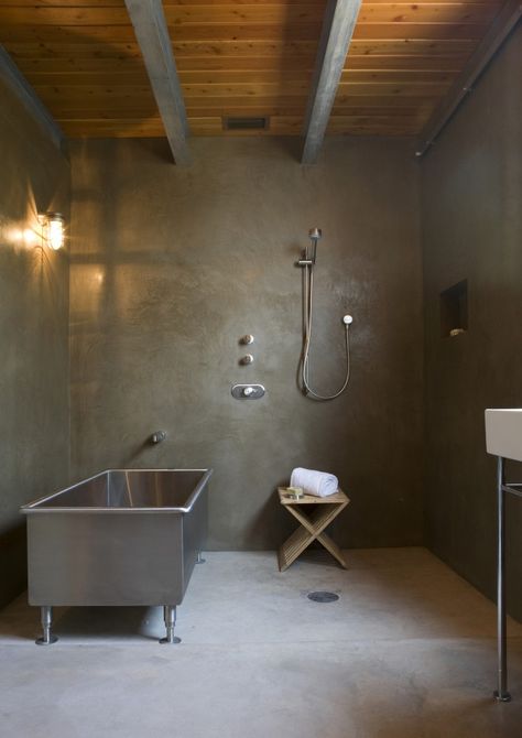 Mod Cott / Mell Lawrence Architects Concrete Bathroom Design, Industrial Bathroom Decor, Industrial Bathroom Design, Modern Style Decor, Concrete Bathroom, Bad Inspiration, Industrial Bathroom, Wet Rooms, Concrete Wall