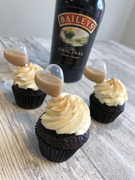 25 Birthday Cupcakes For Him, Cupcakes With Pipettes Liquor, Bailey Cupcakes, Cupcakes Alcohol, Alcohol Cupcakes, Adult Cupcakes, Boozy Cupcakes Recipes, Infused Desserts, Alcohol Infused Cupcakes