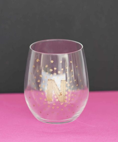 alcohol Sharpie Wine Glasses, Sharpie Glass, Free Printable Monogram, Wine Glass Snow Globe, Monogram Wine Glasses, Diy Sharpie Mug, Diy Wine Glasses, Sharpie Crafts, Sharpie Mug