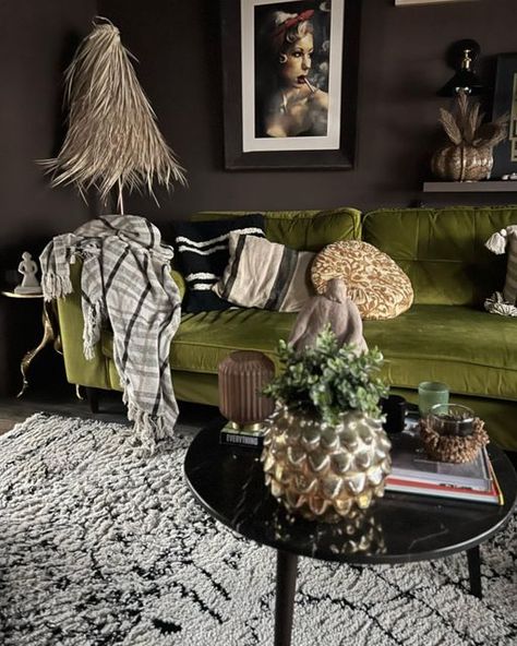 Velvet Sofa Living Room Ideas, Green Velvet Sofa Living Room, Sofa Living Room Ideas, Velvet Sofa Living Room, Green Sofa Living Room, Organic Living Room, Vibrant Living Room, Green Couch, Green Velvet Sofa