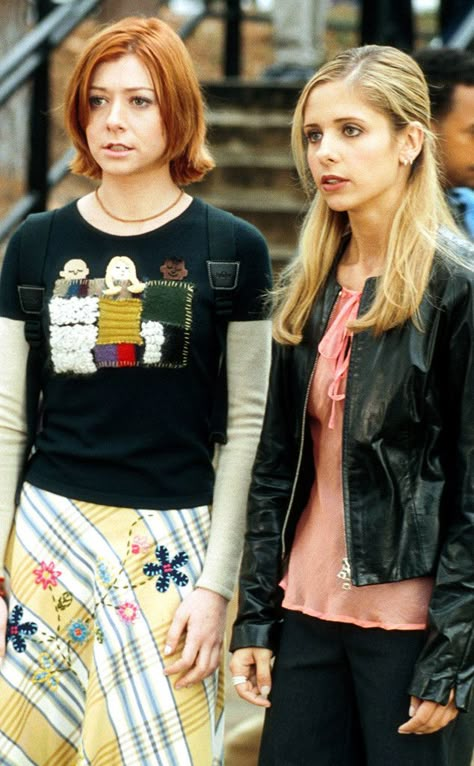 Buffy & Willow Reunion! Sarah Michelle Gellar & Alyson Hannigan Are Almost Twinsies?See the Cute Photos! | E! Online Mobile Willow Buffy, Buffy Willow, Buffy Outfits, Willow Rosenberg, Buffy Vampire Slayer, Sarah Michelle Gellar Buffy, Buffy Style, Buffy And Angel, Michelle Gellar