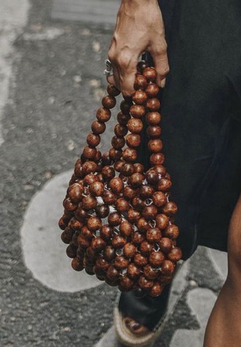 Wooden Bead Bag, Wooden Beaded Bag, Luxury Crafts, Pearls Jewelry Diy, Hand Beaded Bag, Diy Beaded Rings, Sac Diy, Wooden Bag, Diy Bags Patterns