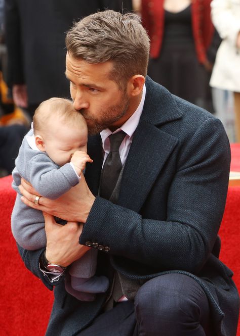 Ryan Reynolds Family, Ryan Reynolds Kids, Barba Grande, Ryan Reynolds Deadpool, Blake Lively Ryan Reynolds, Blake And Ryan, Bump Style, Celebrity Dads, Celebrity Babies