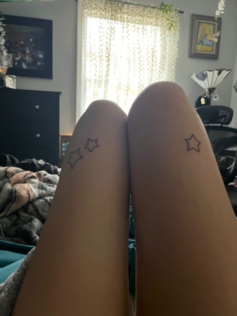 Asymetrical star knee tattoos Minimalist Knee Tattoos Women, Stick And Poke Knee Tattoos, Stars On Leg Tattoo, Leg Star Tattoos, Above Tattoo Knee, Thigh Tattoos Small Simple, Star Tattoos Leg, Thigh Star Tattoo, Star On Knee Tattoo