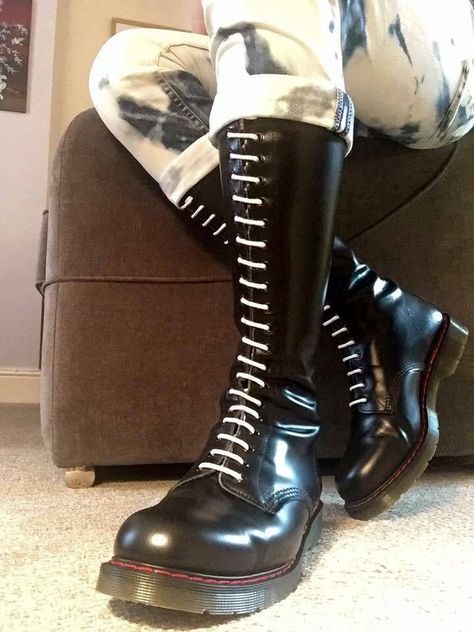 Skinhead Boots, Emo Stuff, Rubber Face, Punk Scene, Mens Fashion Inspiration, Good Attitude, Doc Martens, Boots Men, Shaving