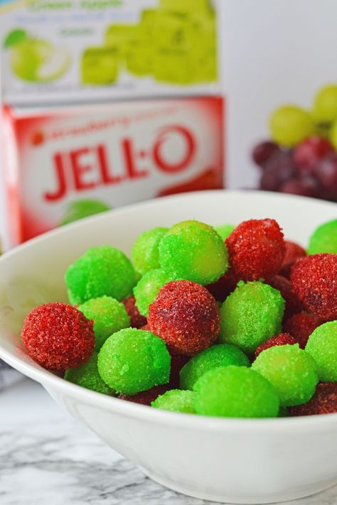 These frozen grapes with hello are the perfect easy and fun treat that the whole family will love. Fresh grapes are coated in sweet and fruity Jello powder and placed in the freezer to turn an ordinary fruit into a tasty frozen dessert! Frosted Grapes Recipe, Sugar Grapes, Frozen Grapes Recipe, Green Grapes Recipes, Grape Appetizers, Sour Patch Grapes, Grape Dessert, Jello Flavors, Sugared Grapes